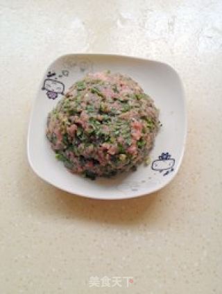 简单易做的韭菜饺子的做法步骤：2