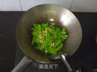 蒜蓉豆夹炒开洋的做法步骤：3
