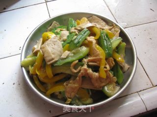 家常小炒——彩椒圣瓜炒鸡丝的做法步骤：5