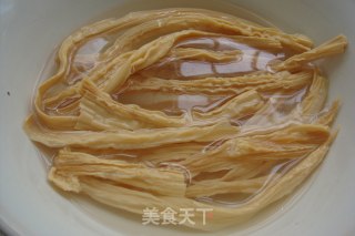 【香芹木耳拌腐竹】的做法步骤：1