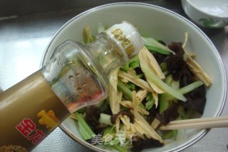 【香芹木耳拌腐竹】的做法步骤：6