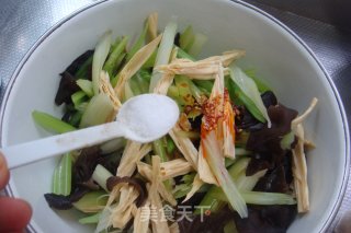 【香芹木耳拌腐竹】的做法步骤：7