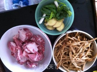 黄花菜干焖排骨的做法步骤：1