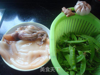 荷兰豆炒鲜鱿的做法步骤：1