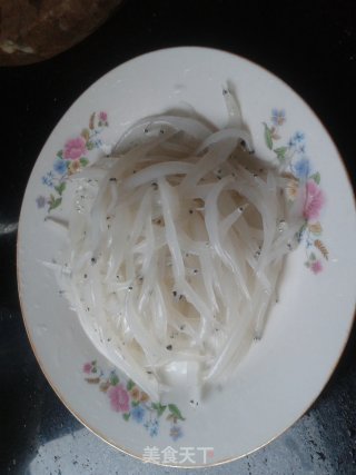 银鱼焖蛋的做法步骤：1