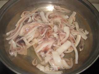 韭菜炒鱿鱼的做法步骤：4