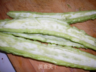 苦瓜炒鸡蛋（不苦的苦瓜）的做法步骤：2