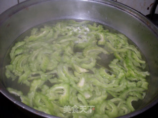 苦瓜炒鸡蛋（不苦的苦瓜）的做法步骤：4