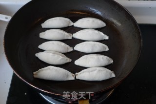 【韭菜馅肉锅贴】----最受欢迎的早餐之一的做法步骤：9