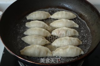 【韭菜馅肉锅贴】----最受欢迎的早餐之一的做法步骤：11