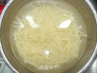 彩色土豆丝的做法步骤：1