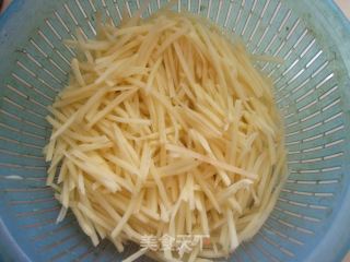 彩色土豆丝的做法步骤：2