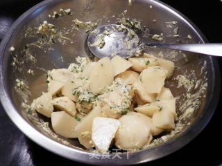 新鲜迷迭香萝勒烤土豆的做法步骤：2