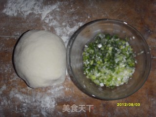 葱油饼的做法步骤：1
