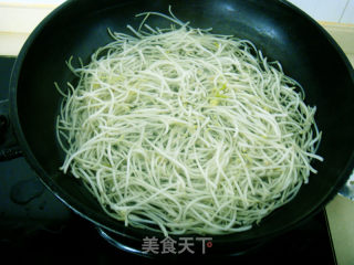 炝拌鸡丝绿豆芽的做法步骤：3
