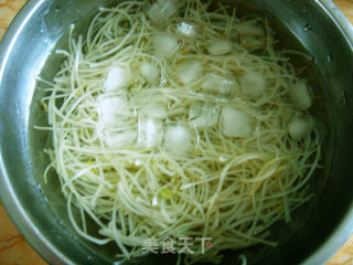 炝拌鸡丝绿豆芽的做法步骤：4
