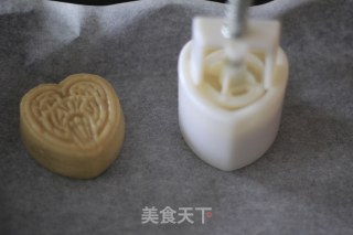 心形京式月饼的做法步骤：7