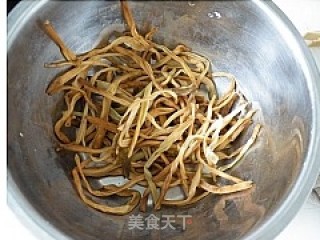 黄花菜烧五花肉的做法步骤：1