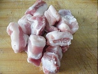 黄花菜烧五花肉的做法步骤：2