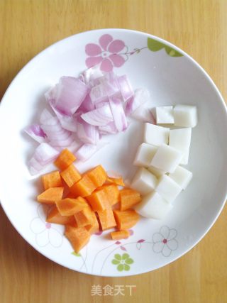 我的午餐：咖喱年糕，萝卜丁炒蛋的做法步骤：1