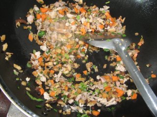 红萝卜虾仁饺的做法步骤：3