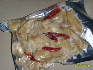 葱烧肥肠的做法步骤：1