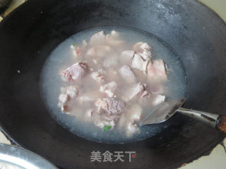 红烧香菇猪蹄的做法步骤：2
