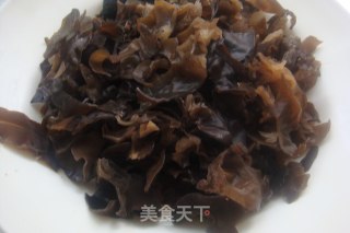 饭扫光-【毛豆木耳炒腊肉】的做法步骤：2