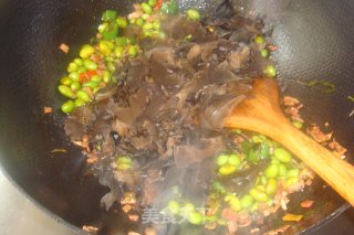 饭扫光-【毛豆木耳炒腊肉】的做法步骤：7
