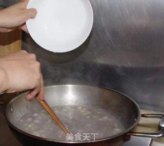 地方特色小吃。。。山粉糊的做法步骤：10