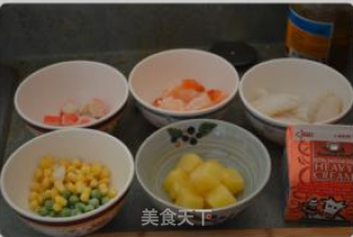 菠萝海鲜焗饭的做法步骤：1