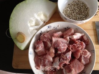 冬瓜薏仁排骨汤的做法步骤：1