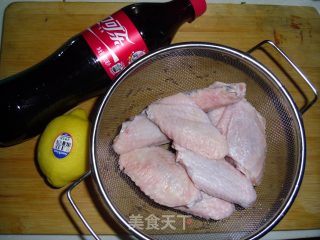 经典美味——柠香可乐鸡翅的做法步骤：1
