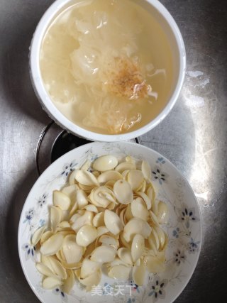 银耳百合汤的做法步骤：2
