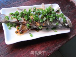 葱油清蒸鲈鱼的做法步骤：7
