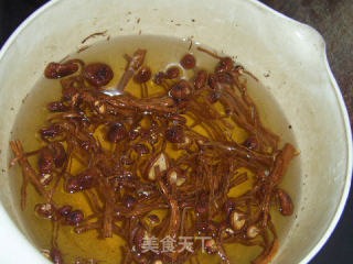 香菜茶树菇炒里脊的做法步骤：1