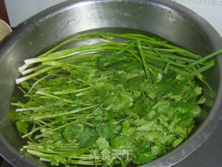 香菜茶树菇炒里脊的做法步骤：2
