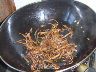 香菜茶树菇炒里脊的做法步骤：7