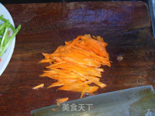 熏肠炒茼蒿的做法步骤：4