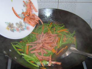 熏肠炒茼蒿的做法步骤：10