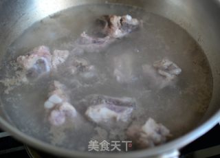 排骨炖土豆的做法步骤：1