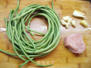 肉丝炒豇豆的做法步骤：1