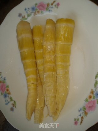 小笋炒肉丝的做法步骤：1