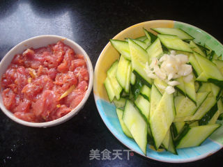青瓜炒肉片的做法步骤：2