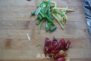 经典美味【糖醋手撕包菜】（怎样炒恰到好处）的做法步骤：2