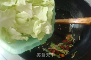 经典美味【糖醋手撕包菜】（怎样炒恰到好处）的做法步骤：6