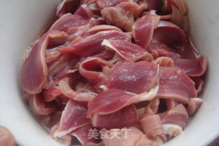 火爆十足，挑战喉咙【尖椒爆鸡胗】的做法步骤：1