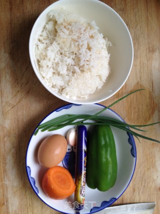 剩饭也美味——炒饭的做法步骤：1