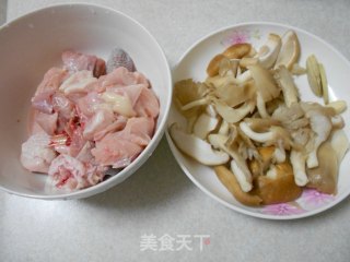 鸡肉炒双菇的做法步骤：1