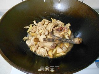 鸡肉炒双菇的做法步骤：5